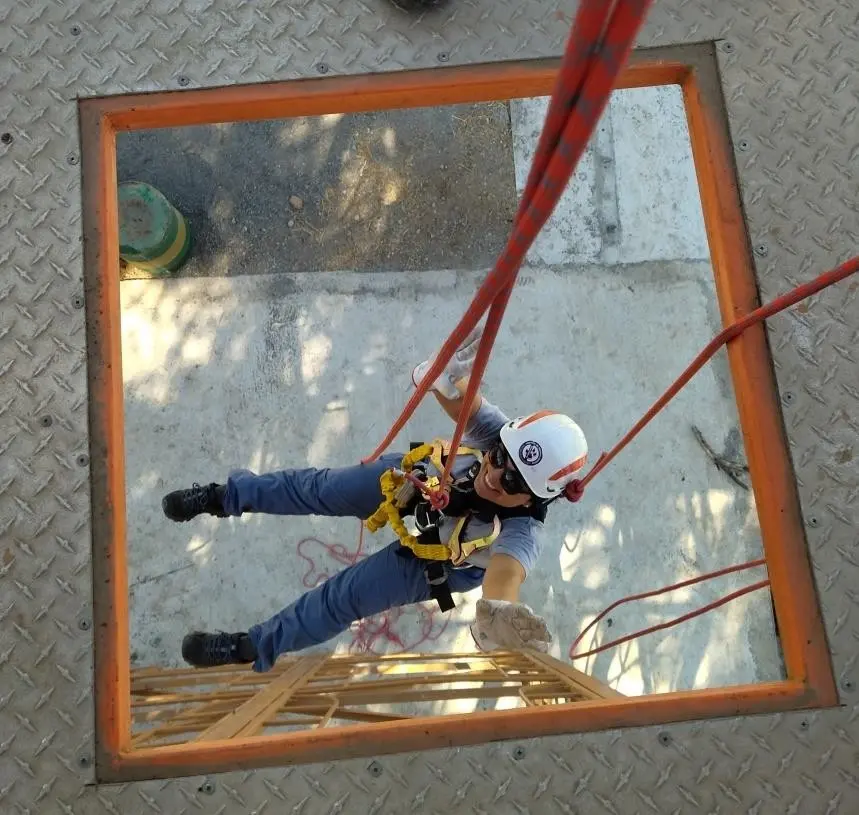 Práctica de rescate vertical en el campus CRO