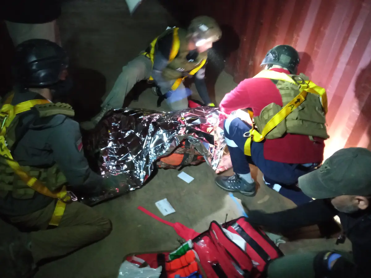 Equipo participando en entrenamiento de respuesta a emergencias